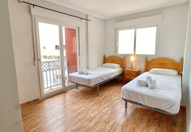 Apartamento en La Manga del Mar Menor - Amplio apartamento de dos dormitorios con vistas en Los Miradores del Puerto