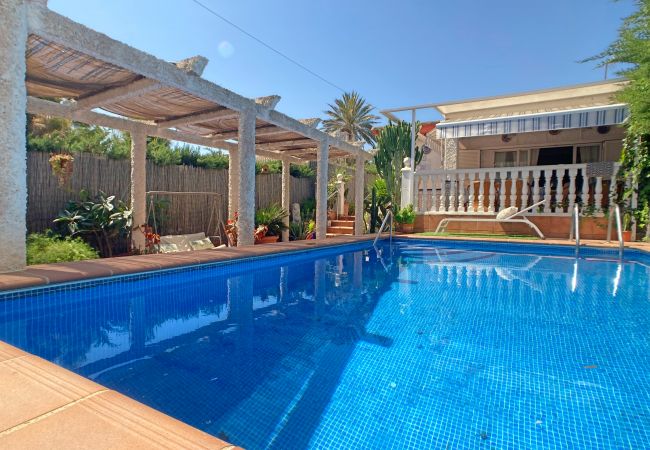 Casa en Cabo de Palos - Chalet con amplio jardín con barbacoa y piscina privada