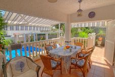 Casa en Cabo de Palos - Chalet con amplio jardín con barbacoa y piscina privada