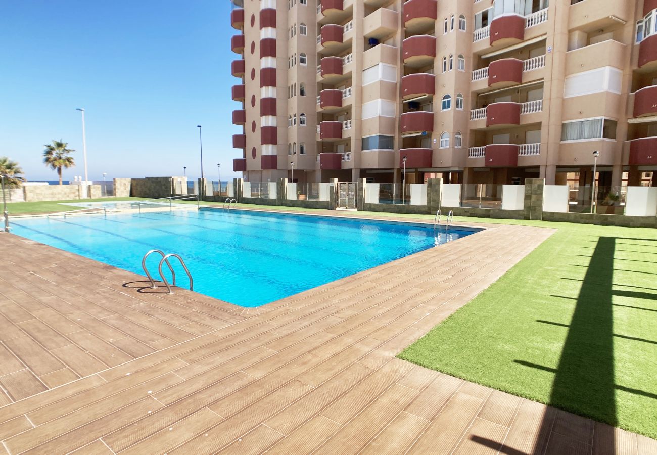 Apartamento en La Manga del Mar Menor - Tres dormitorios con piscina y pista de pádel en primera línea del Mediterráneo