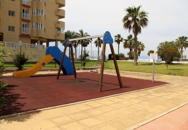 Apartamento en La Manga del Mar Menor - Amplio apartamento con vistas, piscina, parque infantil, parking y pista de tenis en Tomás Maestre.