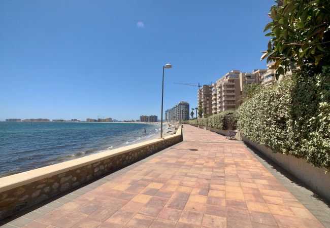 Apartamento en La Manga del Mar Menor - Luminoso y completamente equipado en urbanización en primera línea