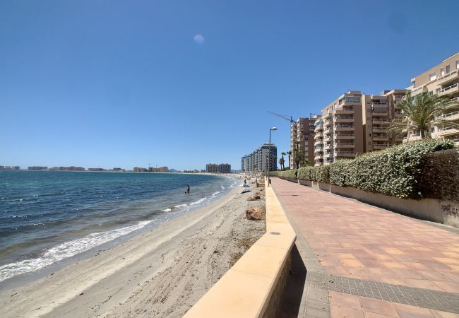 Apartamento en La Manga del Mar Menor - Luminoso y completamente equipado en urbanización en primera línea