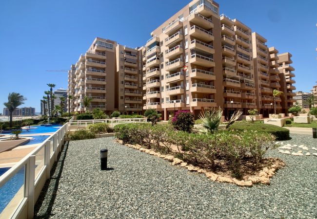 Apartamento en La Manga del Mar Menor - Luminoso y completamente equipado en urbanización en primera línea