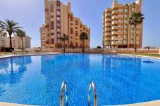 Apartamento en La Manga del Mar Menor - Bajo de dos dormitorios con amplia terraza