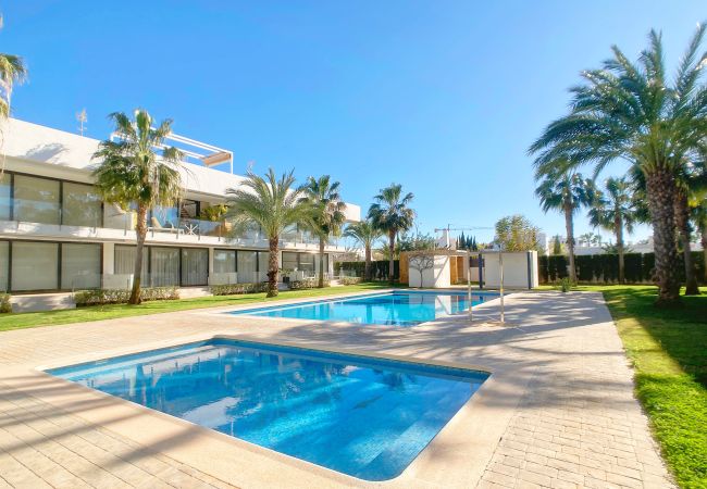 Apartamento en Islas Menores - Bajo Moderno en Islas Menores con Piscina y Jardín Comunitario