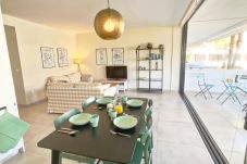 Apartamento en Islas Menores - Bajo Moderno en Islas Menores con Piscina y Jardín Comunitario