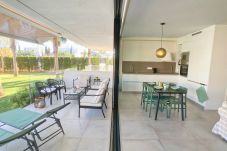 Apartamento en Islas Menores - Bajo Moderno en Islas Menores con Piscina y Jardín Comunitario