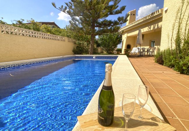Villa/Dettached house in La Manga del Mar Menor - Stunning villa with private pool front line to the Mar Menor